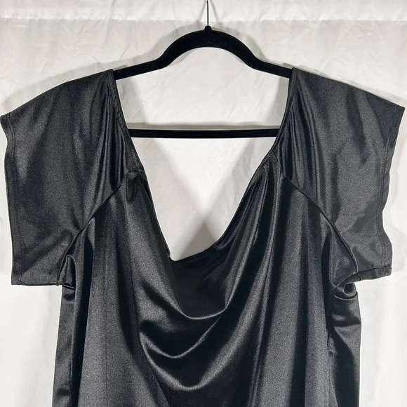 Torrid Blouse Women's 4 4X Black Short Sleeve Round Neck Chest Slit Pullover - Picture 6 of 7